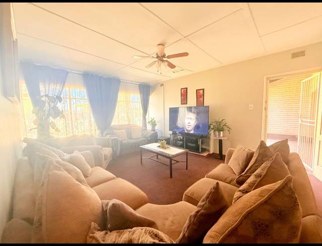 3 BEDROOM HOUSE FOR SALE IN VANDERBIJLPARK CE 2